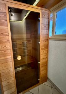 doccia con porta in vetro in camera di Cosy stay near stunning sights, located on main street a Luchsingen