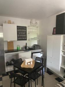 Η κουζίνα ή μικρή κουζίνα στο Charming garden apartment Lorettes