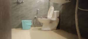 RāmpuraにあるHotel O Raj Ambessyのバスルーム(トイレ、青いバケツ付)