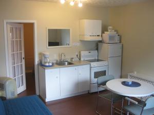 A kitchen or kitchenette at Motel Bel-Eau