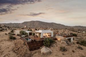 a house in the middle of the desert at Whisper Rock Ranch Joshua Tree Featured in AD in Pioneertown