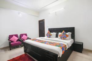 Una cama o camas en una habitación de FabHotel The Krishnayan - Kolar road