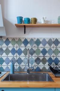 kuchnia ze zlewem i blatem w obiekcie Saperavi Comfort Apartment, Aghmashenebeli Avenue w mieście Tbilisi City