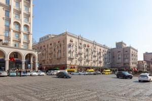 ulica miejska z samochodami zaparkowanymi przed budynkami w obiekcie Saperavi Comfort Apartment, Aghmashenebeli Avenue w mieście Tbilisi City