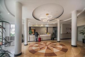 een man in de lobby van een hotel bij Rezydent Resort in Świnoujście