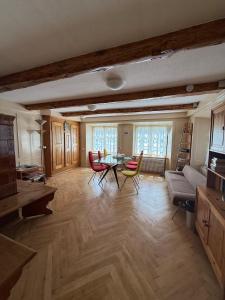 un ampio soggiorno con tavolo e sedie di Cosy stay near stunning sights, located on main street a Luchsingen