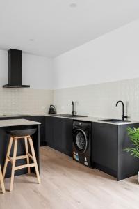 Kuchyň nebo kuchyňský kout v ubytování Iona Ave Suites I Geelong Accommodation I regionalXscapes