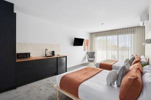 Postel nebo postele na pokoji v ubytování Iona Ave Suites I Geelong Accommodation I regionalXscapes
