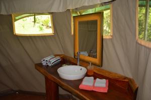 a bathroom with a sink and a mirror at Manoas in Uvita