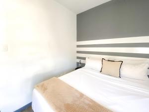 Ένα ή περισσότερα κρεβάτια σε δωμάτιο στο Modern 2 Bedroom Apartment in Sandton with workspace
