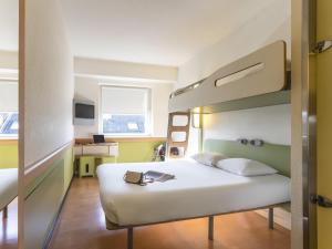 a bedroom with a bed and a bunk bed at ibis budget Antwerpen Centraal Station in Antwerp +55 photos