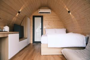 Ένα ή περισσότερα κρεβάτια σε δωμάτιο στο Cat Ba Serenity Beach Bungalows