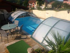 The swimming pool at or close to Haus Regina Még 23 kép
