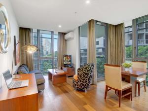 Ruang duduk di The Sebel Residences Melbourne Docklands Serviced Apartments