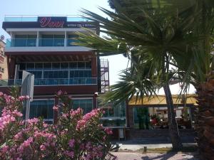薩姆松的住宿－維恩精品酒店，一座建筑前的棕榈树