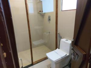 ein Bad mit einer Dusche und einem weißen WC in der Unterkunft 36 Palms Heritage Villa in Kochi