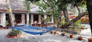 eine Hängematte im Innenhof eines Hauses in der Unterkunft 36 Palms Heritage Villa in Kochi