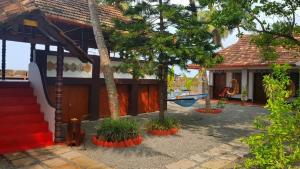 ein Haus mit einer Hängematte davor in der Unterkunft 36 Palms Heritage Villa in Kochi