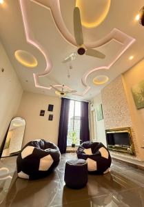 Posezení v ubytování Elegant Holiday Villa with Modern Comforts