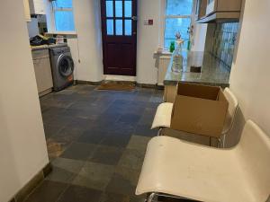 Kuchyň nebo kuchyňský kout v ubytování Beautiful two bedroom luxury Apartment sleeps 6 at central Brighton