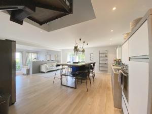 Kuchyň nebo kuchyňský kout v ubytování Holiday home in scenic Kattvik, Bastad