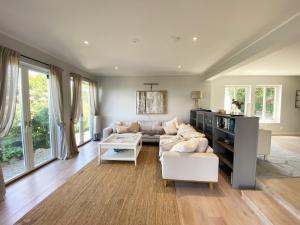 Posezení v ubytování Holiday home in scenic Kattvik, Bastad