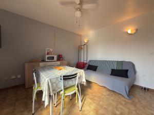 Posezení v ubytování T2 climatisé proche centre ville