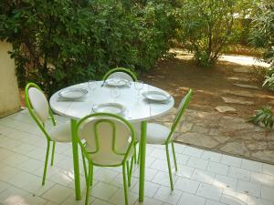 Un restaurante o sitio para comer en Holiday Home Hameau des Pins