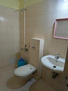 Bilik mandi di Hotel maharaj residency attavara +6 gambar