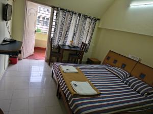 Televisyen dan/atau pusat hiburan di Hotel maharaj residency attavara
