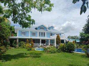 a blue house with a pool in the yard at El Casa Azul in Amadeo