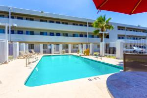 a swimming pool in front of a building at Motel 6 Tempe, AZ Phoenix Airport Priest Dr in Tempe