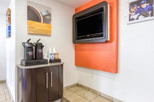 Kuchyň nebo kuchyňský kout v ubytování Motel 6 Tempe, AZ Phoenix Airport Priest Dr