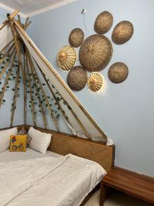 Postel nebo postele na pokoji v ubytování The Boho Retreat Near Ganges + 20 fotografií