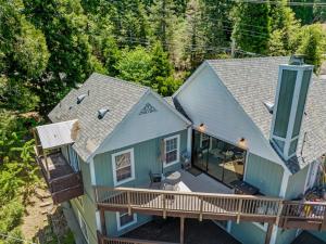 eine Luftansicht eines blauen Hauses mit einer Terrasse in der Unterkunft Forest Retreat with Decks, Game Room & Walk to Lake in Lake Arrowhead