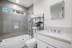 ein weißes Badezimmer mit Toilette und Waschbecken in der Unterkunft Forest Retreat with Decks, Game Room & Walk to Lake in Lake Arrowhead + 46 Fotos