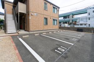 福岡市にあるレトア博多駅南の建物の前の空の駐車場