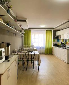 Η κουζίνα ή μικρή κουζίνα στο Ethno Adventure Camp Hostel