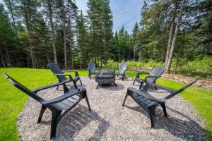 a group of chairs sitting around a fire pit at Spa & Sauna - Le Norvegien in Valcartier Station