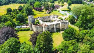 AllingtonにあるLady Lily Unique River Boat with castle viewsの高台城空