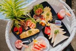 un piatto nero di cibo su un tavolo di Sunrise Cottage Lembongan a Nusa Lembongan