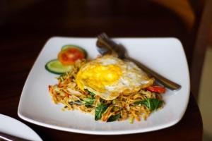 un piatto di cibo con un uovo sopra di Sunrise Cottage Lembongan a Nusa Lembongan Altre 48 foto