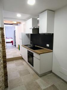 une cuisine avec un évier et une cuisinière four supérieur dans l'établissement Domus Marconi, à Campobasso