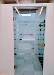 una puerta de cristal que conduce a una bodega en Domus Marconi, en Campobasso