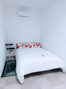 een slaapkamer met een wit bed en een glazen vloer bij Domus Marconi in Campobasso