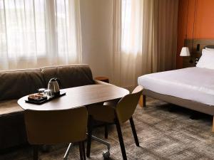 Cama ou camas em um quarto em Novotel Suites Clermont Ferrand Polydome mais 55 fotos