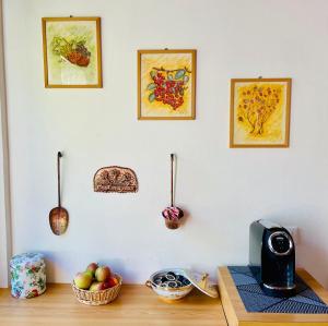 Un escritorio con frutas y otros elementos en una pared. en Casa DaRin, en Vigo di Cadore