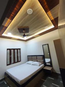 ein Bett in einem Zimmer mit Holzdecke in der Unterkunft Heritage Kashi in Varanasi