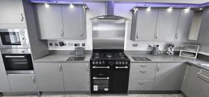 Η κουζίνα ή μικρή κουζίνα στο Bridge St Guest House - Rooms Only +51 φωτογραφίες