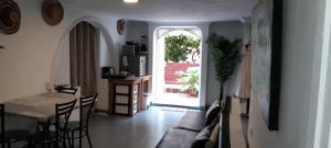 Una cocina o cocineta en apartamento 3 habitaciones totalmente equipado